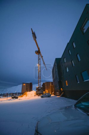 Téléchargez les photos : Norvège paysage glace nature de la ville vue de Spitsbergen Longyearbyen. Nuit polaire hivernale sur le Svalbard - en image libre de droit