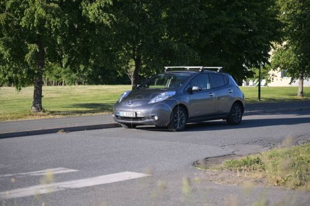 Téléchargez les photos : Tonsberg, Norvège - 2 juin 2023 : gris argenté NISSAN LEAF est une voiture électrique compacte du segment C. Nouvelle voiture par une journée ensoleillée d'été - en image libre de droit