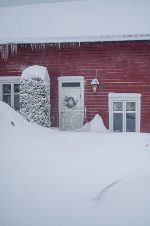 Téléchargez les photos : Tonsberg, Norvège - 1er janvier 2024 : Hyundai Ioniq rouge orangé sous la neige. Tempête de neige. Enlever la neige par souffleuse à neige - en image libre de droit