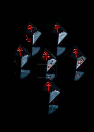 Foto de AMSTERDAM, PAÍSES BAJOS - 7 DE MAYO DE 2023: Una colección de negro con dados rojos utilizados para el juego de rol de mesa Vampire the Masquerade - Imagen libre de derechos
