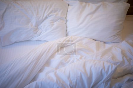 lit défait après le sommeil, linge de lit ridé