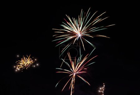 Foto de Exhibición de fuegos artificiales en el fondo negro del cielo oscuro para la celebración, Festival, Año Nuevo - Imagen libre de derechos