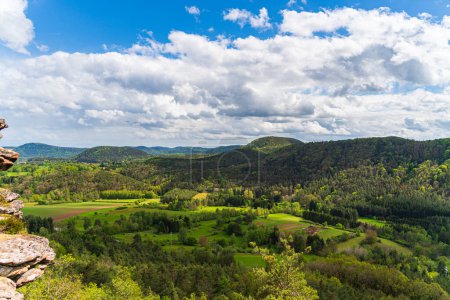 Téléchargez les photos : Un beau panorama près du géiersteine sur la forêt palatinale au printemps, Allemagne, rhénanie-palatinat - en image libre de droit