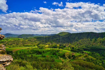 Téléchargez les photos : Un beau panorama près du géiersteine sur la forêt palatinale au printemps, Allemagne, rhénanie-palatinat - en image libre de droit