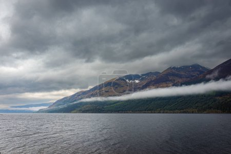 Foto de Nubes sobre las montañas de las Tierras Altas desde las orillas del Lago Lomond en Escocia - Imagen libre de derechos