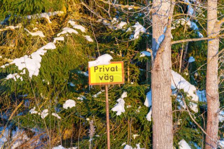 Ein Schild auf Schwedisch sagt Privat vag, oder private Straße.