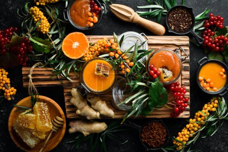 Téléchargez les photos : Concept alimentaire d'automne : baies, miel, agrumes. Aliments à forte teneur en vitamine C. Sur fond sombre. vue de dessus - en image libre de droit