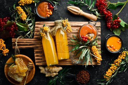 Foto de Concepto de alimentos de otoño: bayas, miel, cítricos. Alimentos con un alto contenido de vitamina C. Sobre un fondo oscuro. vista superior - Imagen libre de derechos