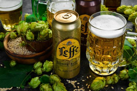 Foto de UCRANIA, LVIV - 12 DE SEPTIEMBRE DE 2022: Cerveza rubia Leffe en botellas de metal - Imagen libre de derechos