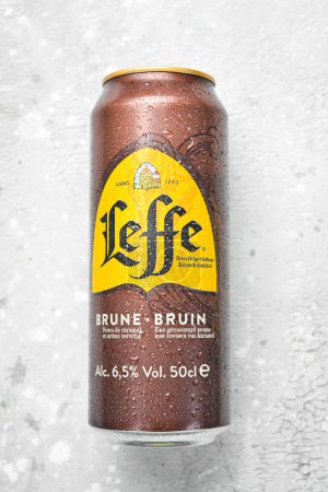 Téléchargez les photos : UKRAINE, LVIV - 12 SEPTEMBRE 2022 : Bière Leffe BRUNE en bouteilles métalliques - en image libre de droit