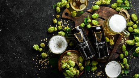 Téléchargez les photos : UKRAINE, LVIV - 12 SEPTEMBRE 2022 : Guinness de la bière, bière irlandaise et houblon frais et verres à bière. Bannière de bière. - en image libre de droit