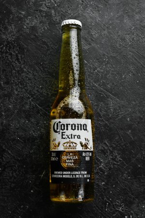 Foto de UCRANIA, LVIV - SEP 12, 2022: Cerveza fría Corona en un frasco de vidrio. Macro foto. - Imagen libre de derechos