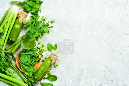 Foto de Vegetariana dieta de desintoxicación batidos verdes con apio fresco, espinacas. Comida saludable. Espacio libre para texto. - Imagen libre de derechos