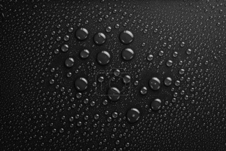 Téléchargez les photos : L'eau tombe sur un fond noir. Bannière avec gouttes de pluie. Vue du dessus. - en image libre de droit
