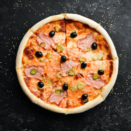 Téléchargez les photos : Pizza au bacon, concombre et olives. Livraison de nourriture. Espace libre pour le texte. - en image libre de droit