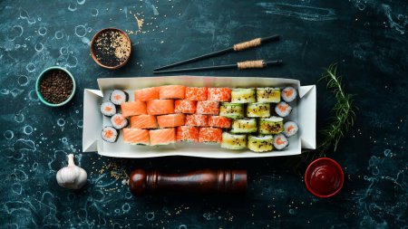 Téléchargez les photos : De la nourriture japonaise. Ensemble de rouleaux de sushi avec caviar, poisson et crevettes. Livraison de nourriture. Espace libre pour le texte. - en image libre de droit
