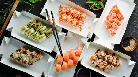 Foto de Comida japonesa. Set de rollos de sushi con caviar, pescado y camarones. Entrega de comida. Espacio libre para texto. - Imagen libre de derechos