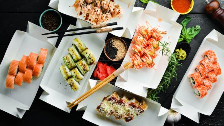 Foto de Comida japonesa. Set de rollos de sushi con caviar, pescado y camarones. Entrega de comida. Espacio libre para texto. - Imagen libre de derechos
