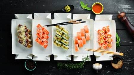 Japońskie jedzenie. Zestaw bułek sushi z kawiorem, rybami i krewetkami. Dostawa żywności. Wolne miejsce na tekst.