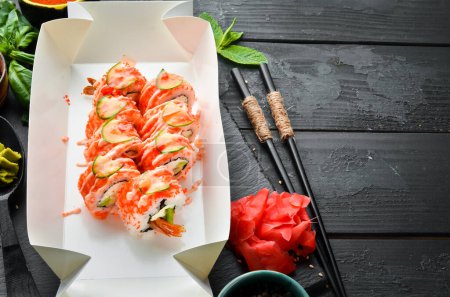 Téléchargez les photos : De la nourriture japonaise. Des sushis au caviar et aux crevettes. Livraison de nourriture. Espace libre pour le texte. - en image libre de droit