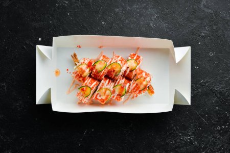 Téléchargez les photos : De la nourriture japonaise. Des sushis au caviar et aux crevettes. Livraison de nourriture. Espace libre pour le texte. - en image libre de droit