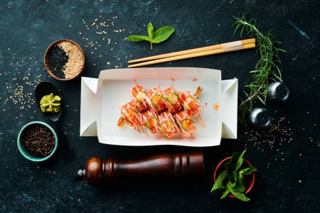 Foto de Comida japonesa. Rollos de sushi con caviar y camarones. Entrega de comida. Espacio libre para texto. - Imagen libre de derechos