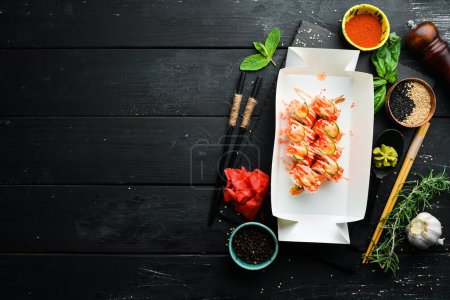 Foto de Comida japonesa. Rollos de sushi con caviar y camarones. Entrega de comida. Espacio libre para texto. - Imagen libre de derechos