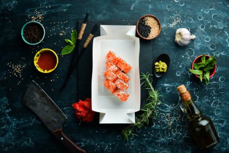 Téléchargez les photos : De la nourriture japonaise. Des sushis au caviar. Livraison de nourriture. Espace libre pour le texte. - en image libre de droit