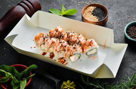 Japońskie jedzenie. Sushi z krewetkami. Dostawa żywności. Wolne miejsce na tekst.