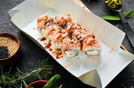 Foto de Comida japonesa. Rollos de sushi con camarones. Entrega de comida. Espacio libre para texto. - Imagen libre de derechos
