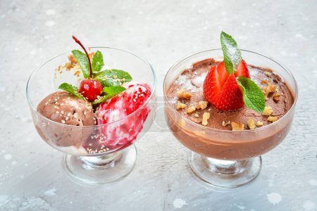 Téléchargez les photos : Chocolat sucré et crème glacée aux fraises dans des verres. Vue de dessus. Espace libre pour le texte. - en image libre de droit