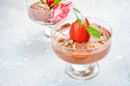 Téléchargez les photos : Chocolat sucré et crème glacée aux fraises dans des verres. Vue de dessus. Espace libre pour le texte. - en image libre de droit