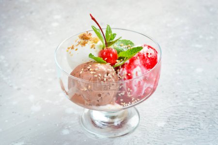 Foto de Bolas de chocolate y helado de fresa en vasos. Vista superior. Espacio libre para texto. - Imagen libre de derechos