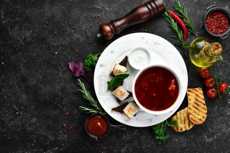 Foto de Sopa de remolacha. Borscht tradicional ucraniano con manteca de cerdo y croutons. Vista superior. Espacio libre para texto. - Imagen libre de derechos
