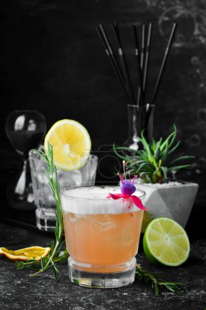 Téléchargez les photos : Cocktail alcoolisé rose. Sur fond noir. - en image libre de droit