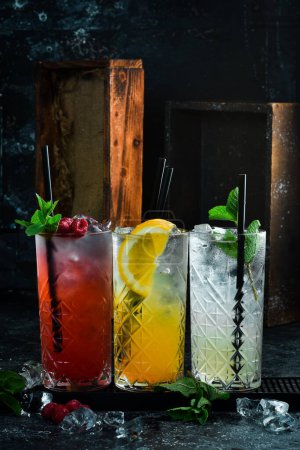 Foto de Conjunto de cócteles de colores. Un juego de limonadas. Bar con bebidas. Banner. Sobre un fondo negro. - Imagen libre de derechos