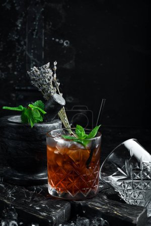 Foto de Whiskey cóctel agrio, una bebida alcohólica clásica sobre un fondo negro. Menú bar. - Imagen libre de derechos