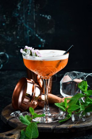Foto de Cóctel alcohólico popular Mai Tai con ron, licor, jarabe, jugo de lima, menta y hielo picado. Menú bar. - Imagen libre de derechos