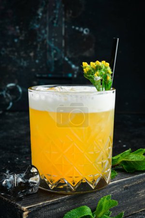 Téléchargez les photos : Whisky aigre de style vintage, cocktail orange sur fond noir. Menu bar. - en image libre de droit