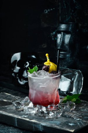 Téléchargez les photos : Cocktail avec liqueur de mûre et zeste de citron dans un verre. Menu bar. - en image libre de droit