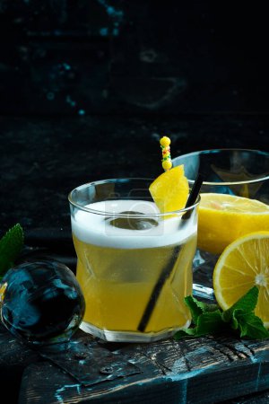 Téléchargez les photos : Cocktail. Cocktail alcoolisé avec liqueur de citron et zeste de citron dans un verre. Menu bar. - en image libre de droit