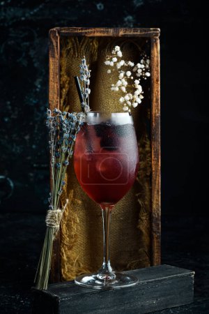 Foto de Cóctel. Cóctel alcohólico con licor de mora y flores de lavanda en un vaso. Menú bar. - Imagen libre de derechos