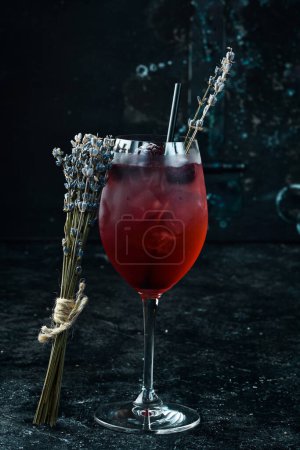 Téléchargez les photos : Cocktail. Cocktail alcoolisé avec liqueur de mûre et fleurs de lavande dans un verre. Menu bar. - en image libre de droit