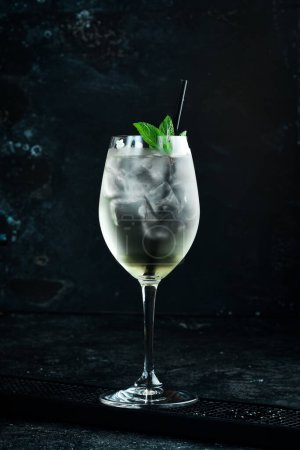 Téléchargez les photos : Cocktail. Un cocktail alcoolisé rafraîchissant à la menthe dans un verre. Menu bar. - en image libre de droit