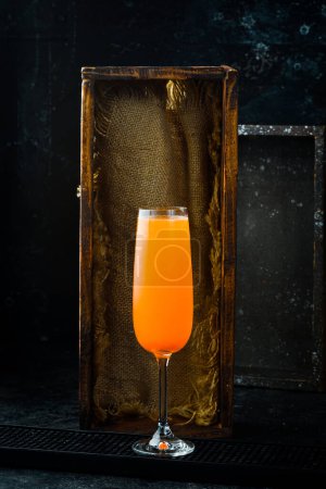 Foto de Cóctel. Zumo de naranja y Aperol en una copa de champán. Menú bar. - Imagen libre de derechos