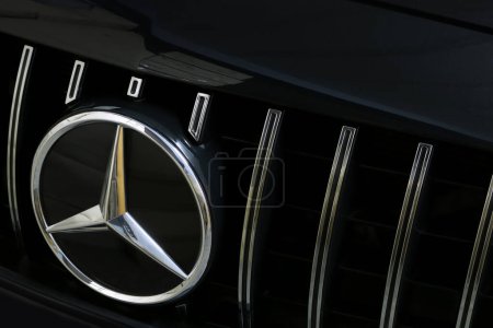 Téléchargez les photos : Mercedes Benz calandre chromée avec logo Benz star noir c classe c200 coupé modèle AMG sur le fond noir - en image libre de droit