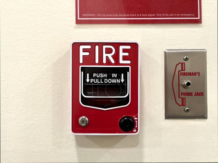 Foto de Fire alarm system on the ivory cement wall background in the hospital - Imagen libre de derechos