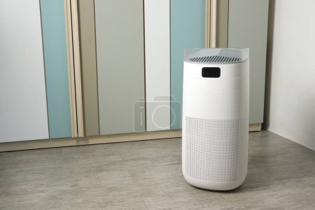 Foto de Purificador de aire moderno blanco se utiliza para filtrar pm2.5 para crear aire puro fresco para una buena respiración en el dormitorio agradable durante el mal tiempo de contaminación en el verano - Imagen libre de derechos