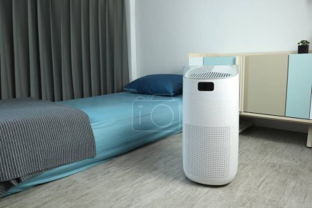 purificateur d'air moderne blanc est utilisé pour filtrer pm2.5 pour créer de l'air frais pur pour une bonne respiration dans une belle chambre à coucher lors de mauvaises conditions météorologiques de pollution en été