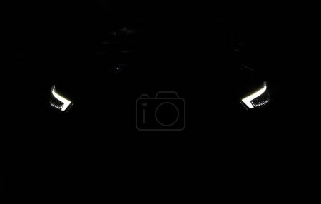 Foto de Faro led rayo de suv MG ZS aparcamiento modelo en el garaje oscuro para comprobar el mantenimiento en el centro de servicio mg - Imagen libre de derechos